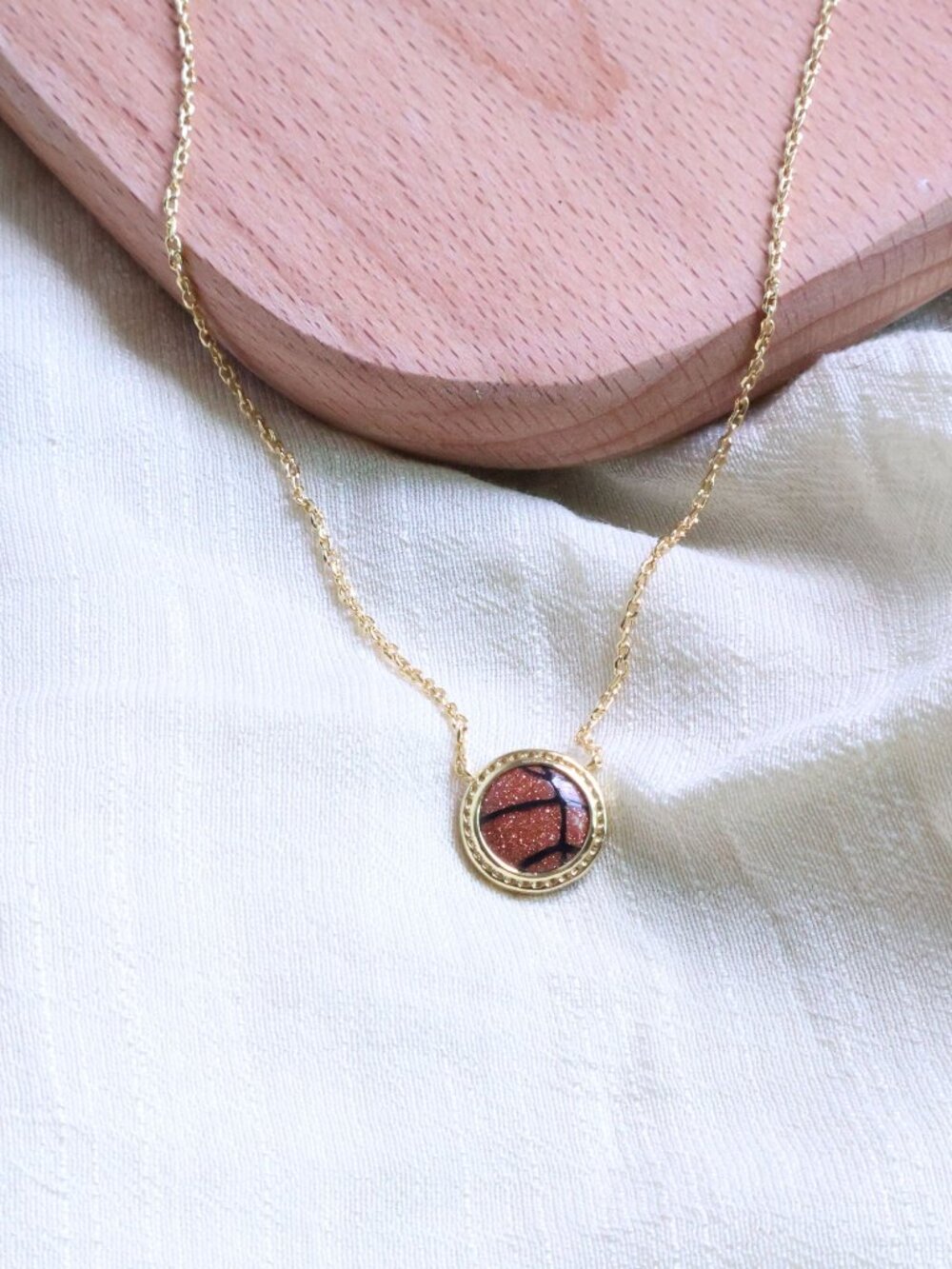 NEW Kendra Scott Basketball Short Necklace Gold Orange Goldstone - Picture 2 of 2